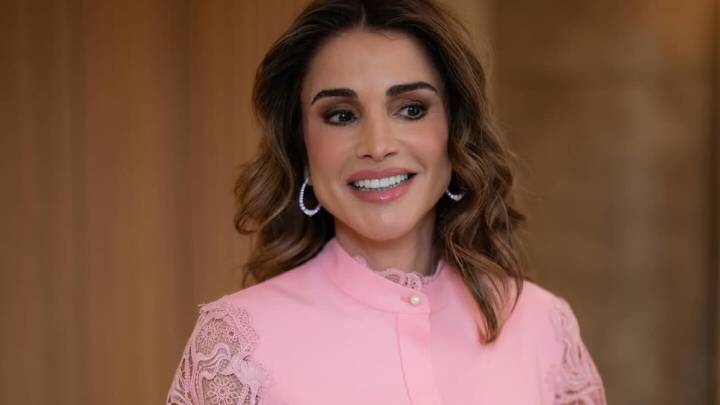 Rania de Jordania sigue el ejemplo de Carolina Herrera y reinventa la camisa blanca