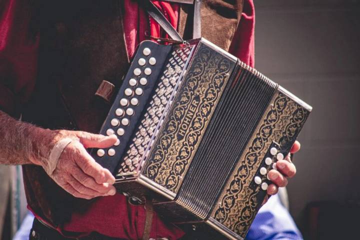 Querétaro prohíbe música que glorifique la violencia en espacios públicos