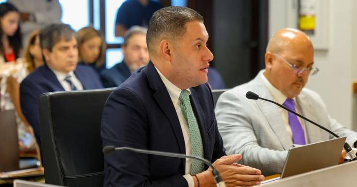 Alcaldes piden alternativas para cubrir $450 millones que pierden municipios