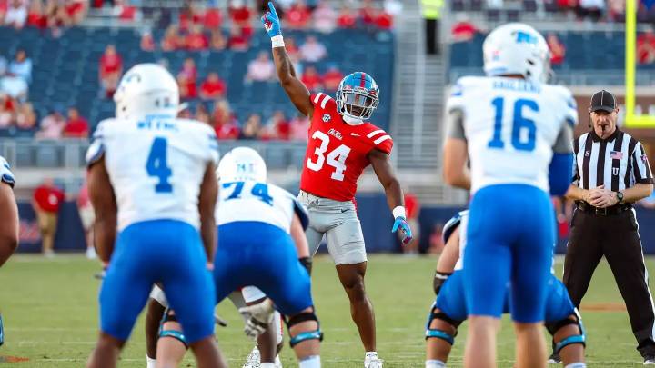 Ole Miss linebacker Tyler Banks earns Chucky Mullins Courage Award
