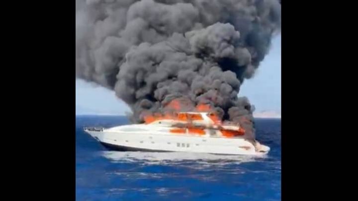Un impresionante incendio hunde un yate de 28 metros en Formentera y obliga a evacuar a sus tripulantes