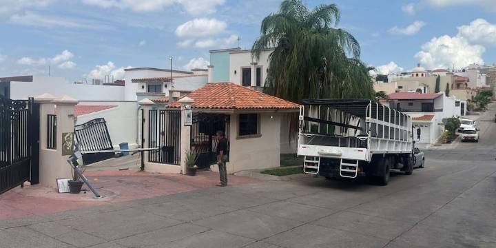 Detienen a tres hombres en Culiacán, Sinaloa, con armamento y más de 350 mil pesos en fentanilo