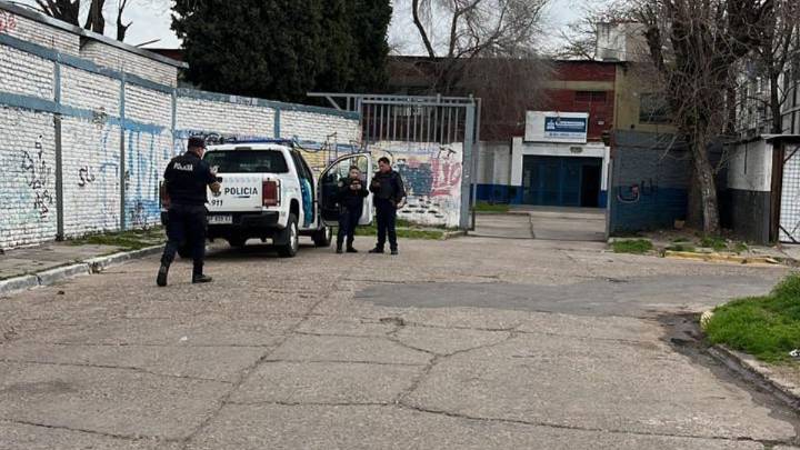 Hablaron desde la escuela de las amenazas de bomba en Llavallol: "Es un peligro todo esto"