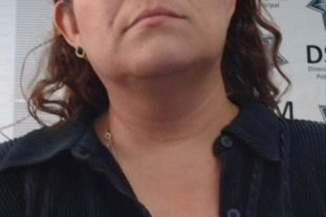Detienen a mujer que conducía vehículo robado