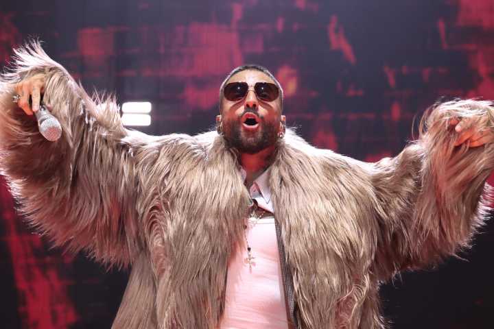 Maluma destaca en un concierto que Colombia tiene "mucho" que "aprender" de El Salvador