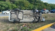 Aparatosa volcadura de un auto en la entrada sur de Playa del Carmen