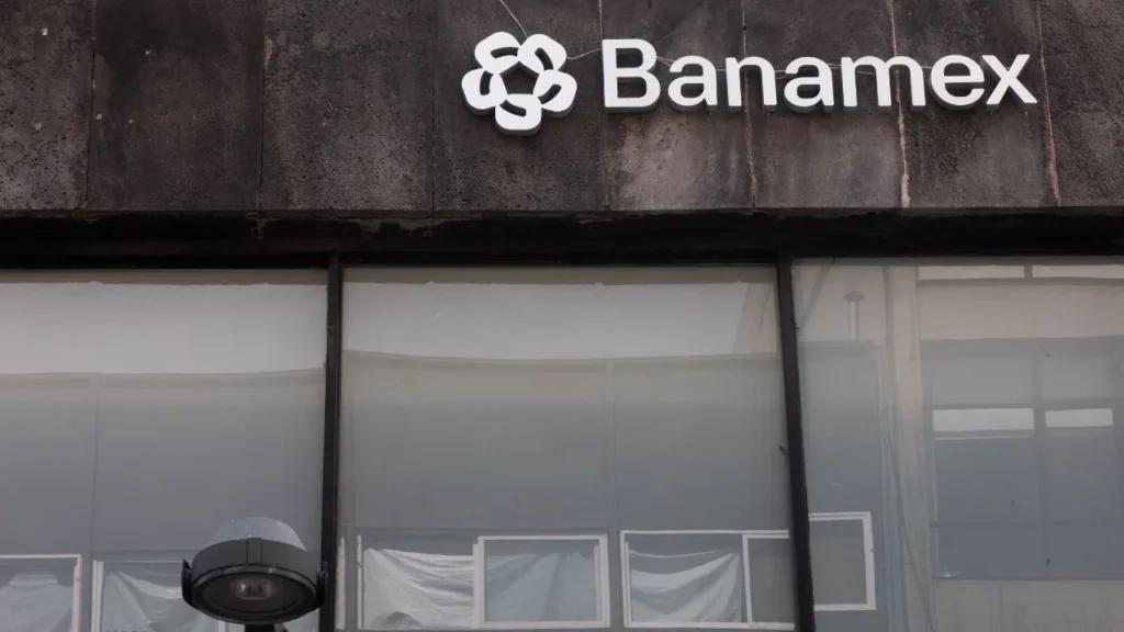 Usuarios reportan falla en app y terminales de Banamex