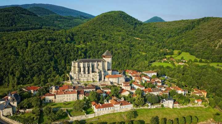 Uno de los pueblos más bonitos de Francia está cerca de Aragón: una joya medieval