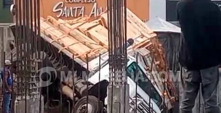Camión termina semi-volcado en obra en construcción cerca del Bosque Cuauhtémoc de Morelia