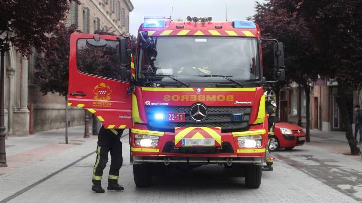 Diecinueve dotaciones de bomberos luchan contra el fuego en una nave industrial de Getafe