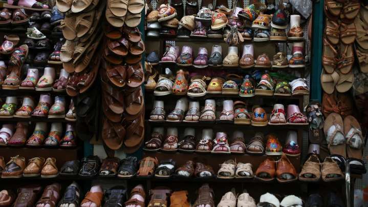 Adidas y diseñador se disculpan por plagio de huaraches de Oaxaca