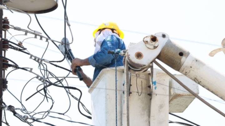 Vecinos de Monterrey, Guadalupe y García reportan constantes cortes de luz