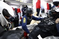 Operativo en Barrio Meiggs: PDI decomisa 6 toneladas de ropa falsificada y deja cinco detenidos