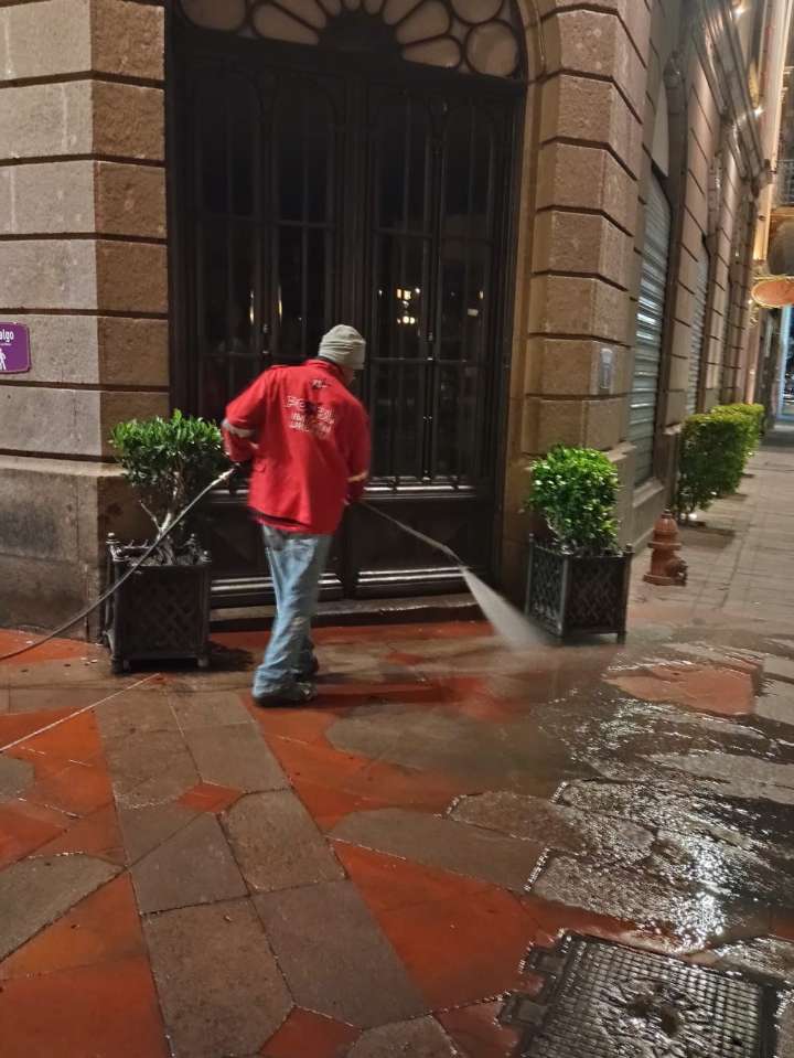 Gobierno de la Capital limpia Pasaje Hidalgo con hidrolavado nocturno
