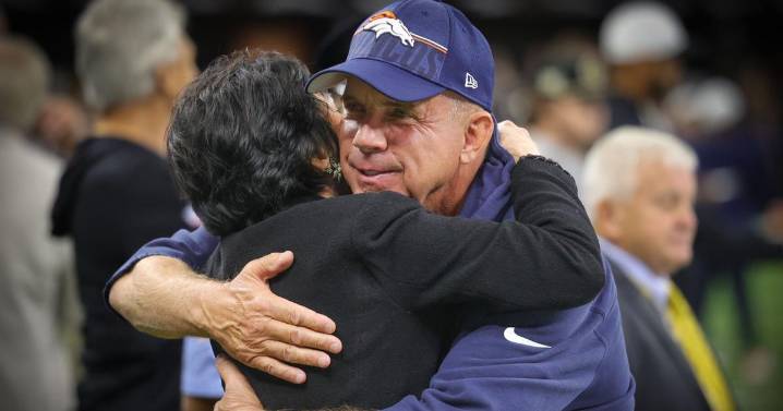 Broncos' Sean Payton made his way to the Saints sideline before game. Here's what happened.