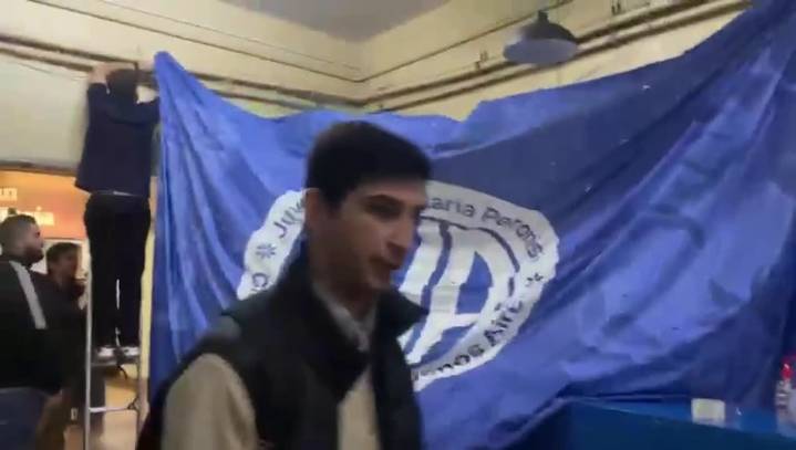 Video: estudiantes libertarios y peronistas se agarraron a trompadas en la Facultad de Derecho de la UBA