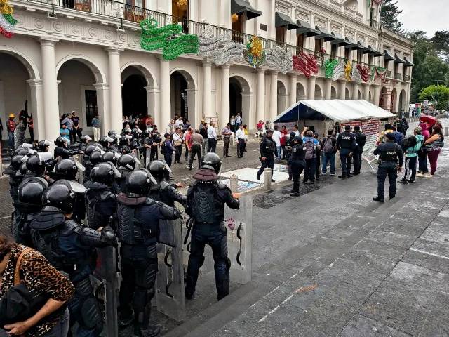 Retiran a manifestante que exigía solución por despojo de propiedad en Xalapa