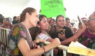 Presidenta Claudia Sheinbaum Entrega Créditos  a la Palabra a Mujeres Artesanas de Amuzgo