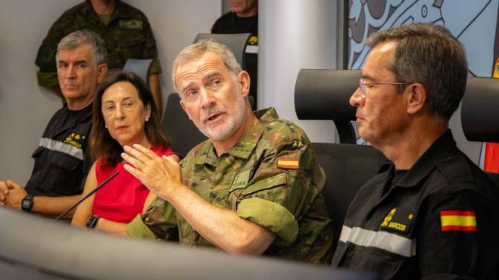 Felipe VI visita el cuartel de la UME para reconocer su labor contra la "voracidad" de los incendios