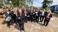 El director de banda que se recorre las fiestas a sus 81 años