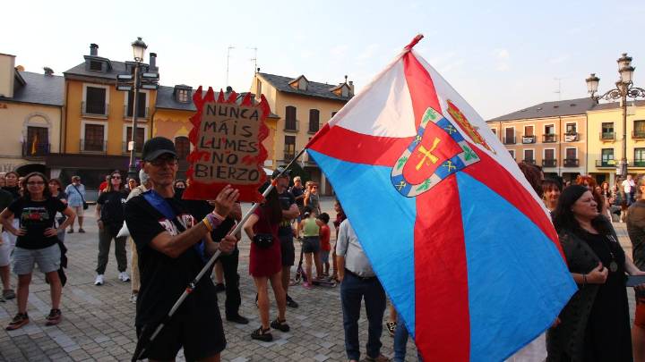 Ponferrada sale a la calle para exigir "justicia, verdad y un futuro sostenible" por los incendios