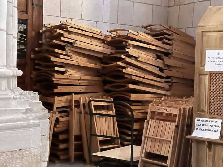 Murcia | Huermur denuncia el uso de "almacén improvisado" de la Catedral de Murcia por la acumulación de sillas de madera