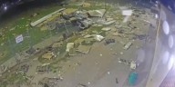 El momento en que el techo de una prisión en Estados Unidos fue arrancado por vientos de más de 140 km/h