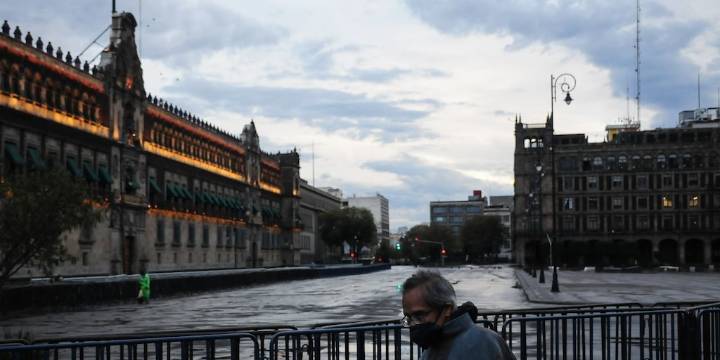 Comerciantes en CDMX rematan mercancías tras inundaciones en algunos locales