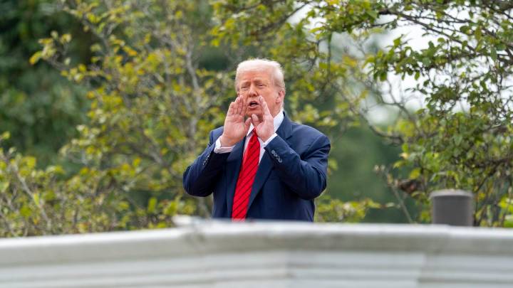 Trump da un inesperado recorrido por el techo de la Casa Blanca para inspeccionar nuevos proyectos