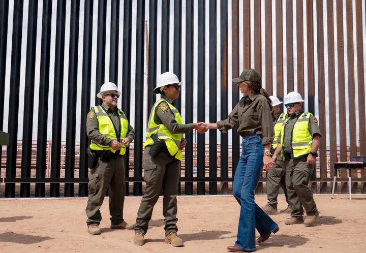 EE UU pinta de negro el muro con México para que se caliente y los inmigrantes no puedan escalarlo