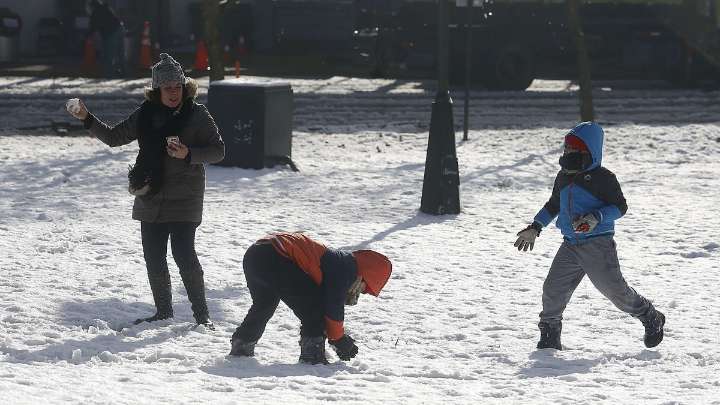 "La condición es muy similar a la de 2017": ¿Cuál es la probabilidad de que caiga nieve en Santiago, según la DMC?