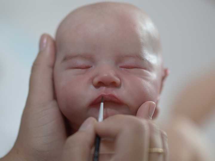 Bebés reborn: el perturbador avance de los muñecos hiperrealistas que respiran, lloran y parecen cobrar vida gracias a la IA