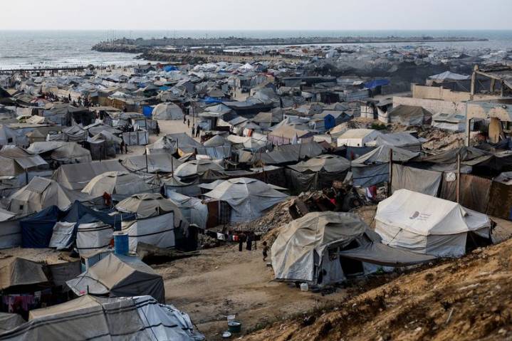Israel says Gazans free to exit while Hamas attends Cairo ceasefire talks
