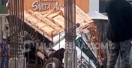 Camión termina semi-volcado en obra en construcción cerca del Bosque Cuauhtémoc de Morelia