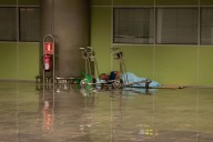 El aeropuerto, cobijo de personas sin techo durante la noche