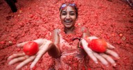 ¿Por qué en España un pueblo entero se inunda de tomates? Entérate de todo sobre la Tomatina 2025