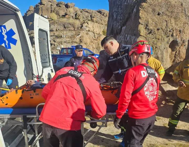 Se accidentó mientras practicaba parapente en las Altas Cumbres: rescatado y hospitalizado