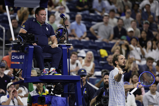Medvedev multado con 42.500 dólares por conducta antideportiva y por destrozar raqueta en el US Open