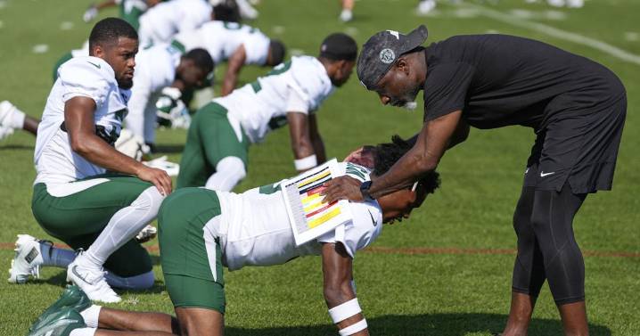 No coaches allowed: Aaron Glenn had his players lead a recent Jets walkthrough practice