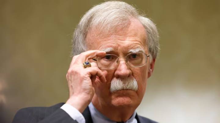 FBI lleve a cabo un allanamiento en la residencia de John Bolton, exasesor de Trump y actual crítico del expresidente.