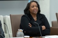 Instan a juez para que gobernadora de la Fed mantenga su trabajo mientras lucha contra Trump por despido