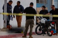 Muere un menor en accidente de moto; chocó contra poste