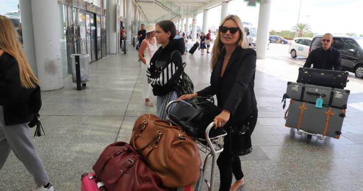 Lujo y ostentación en la playa: el bolso de miles de euros con el que Kate Moss se baña en el mar balear