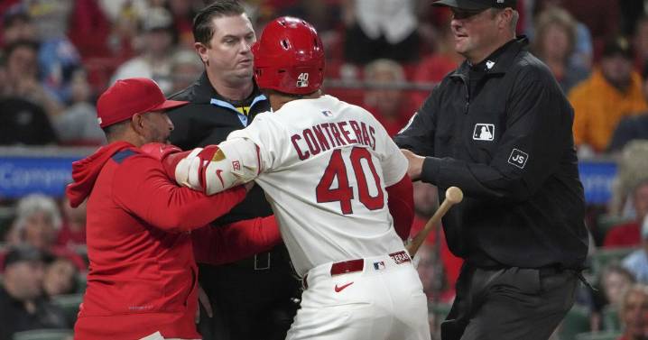 Willson Contreras ejected, hits own coach with bat in Cardinals' win over Pirates