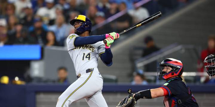 Brewers rally with 5-run sixth inning to beat Blue Jays