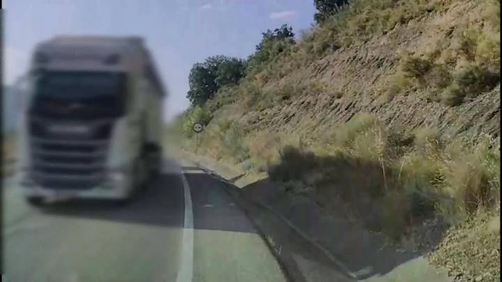 Un camión adelanta a otro de forma temeraria y casi provoca una tragedia en Huesca