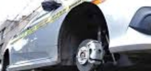 Roban llantas a carro en San Carlos