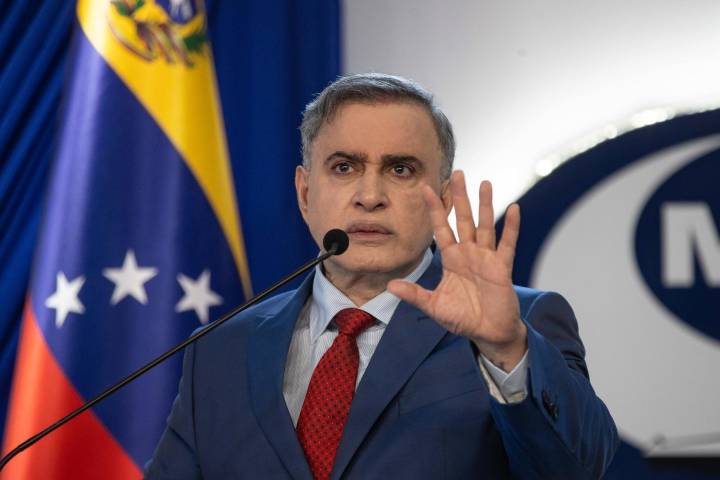 Fiscal venezolano tacha de "infame" la recompensa por información para capturar a Maduro