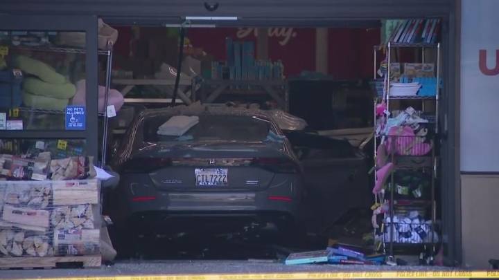1 dead, 4 injured as car crashes into Kirkland grocery store