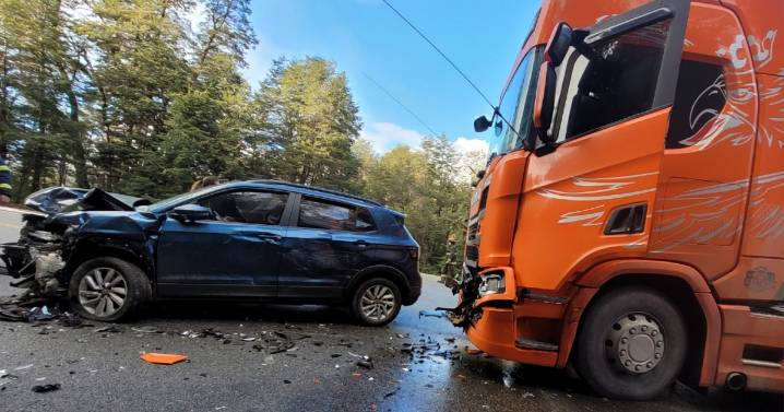 Fuerte choque con heridos en el cruce de las Rutas 40 y 231: un auto y un camión involucrados